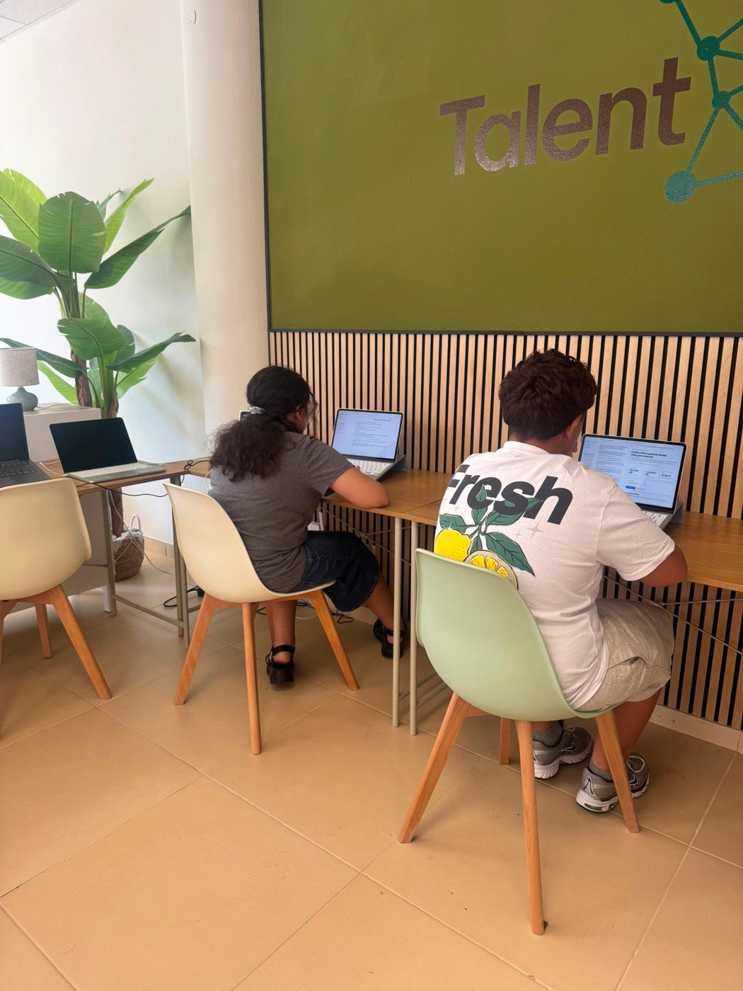 Dos jóvenes trabajando con portátiles en el laboratorio