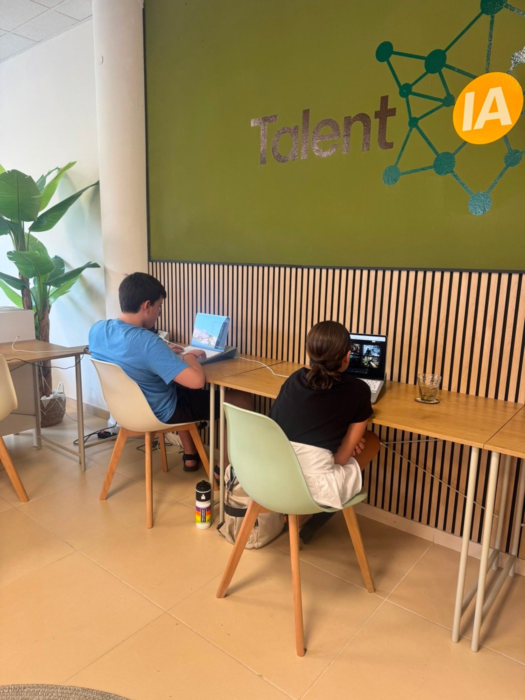 Dos jóvenes trabajando en el laboratorio